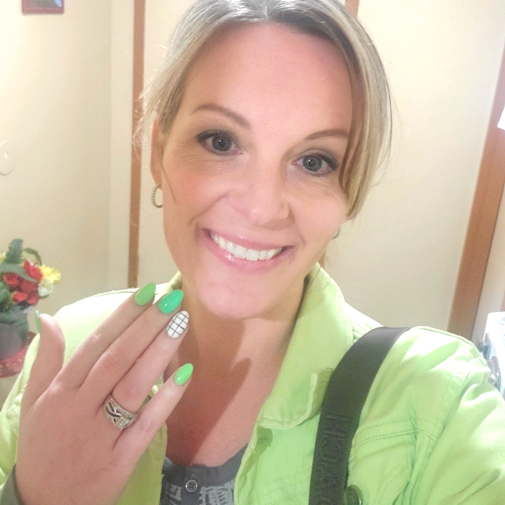 Meet your posher! Michigan native @💗it! 🌞☃🍁🌷🌊